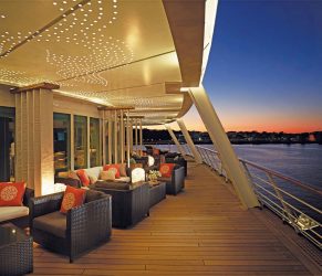 Seven Seas Voyager - Horizon Lounge aft deck